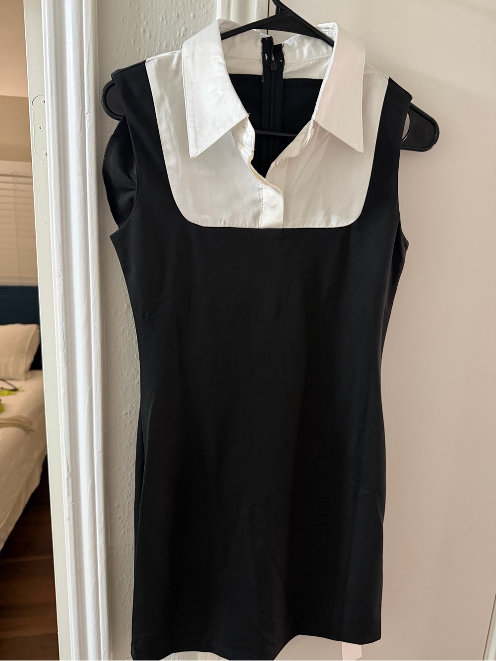 Cider Black Sleeveless Shift Top with White Collar